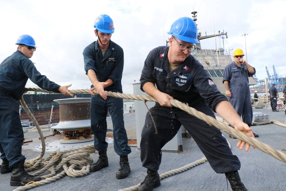 USS Billings Departs Panama City, Panama