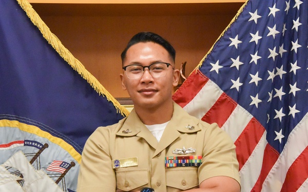 Golden Gate Navy Recruiter Gives Back