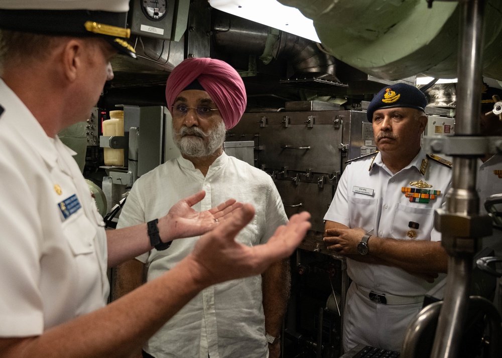 USS Illinois Hosts Distinguished Visitors