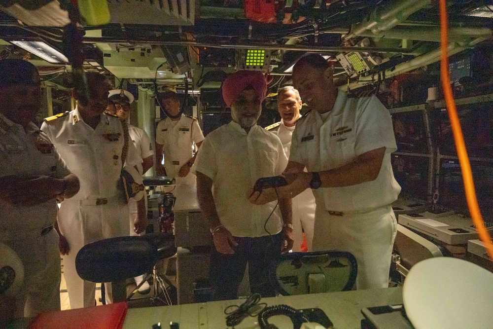 USS Illinois Hosts Distinguished Visitors