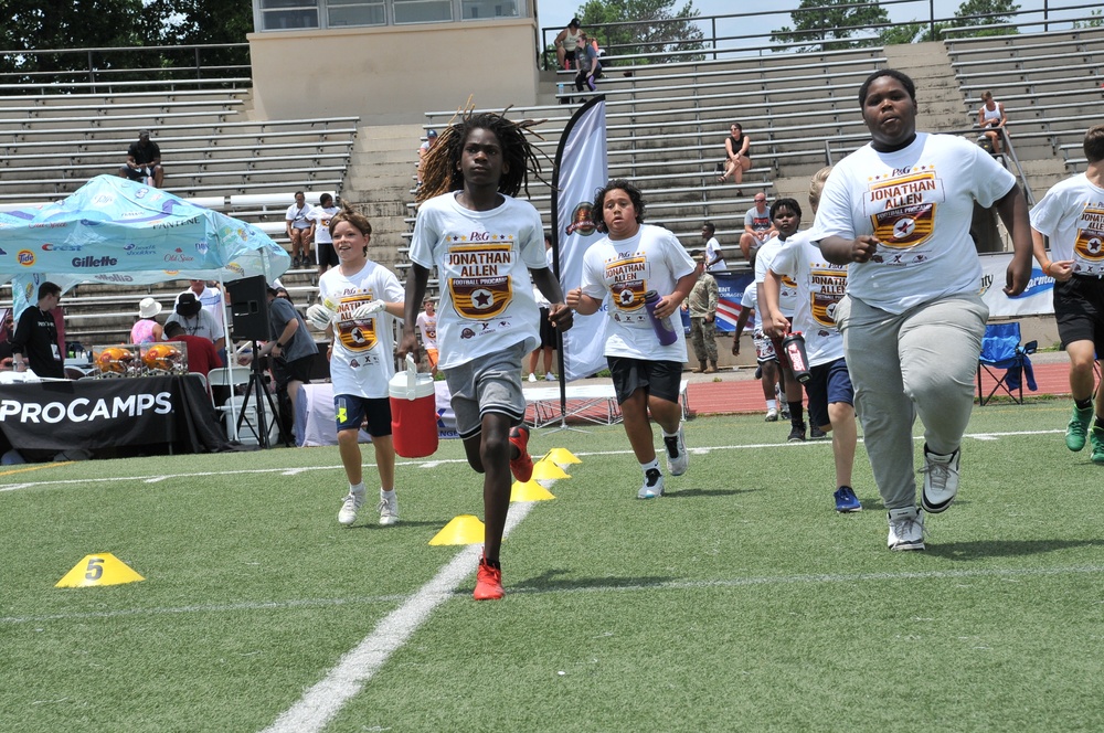 Commanders star hosts NFL ProCamp for kids at Fort Lee