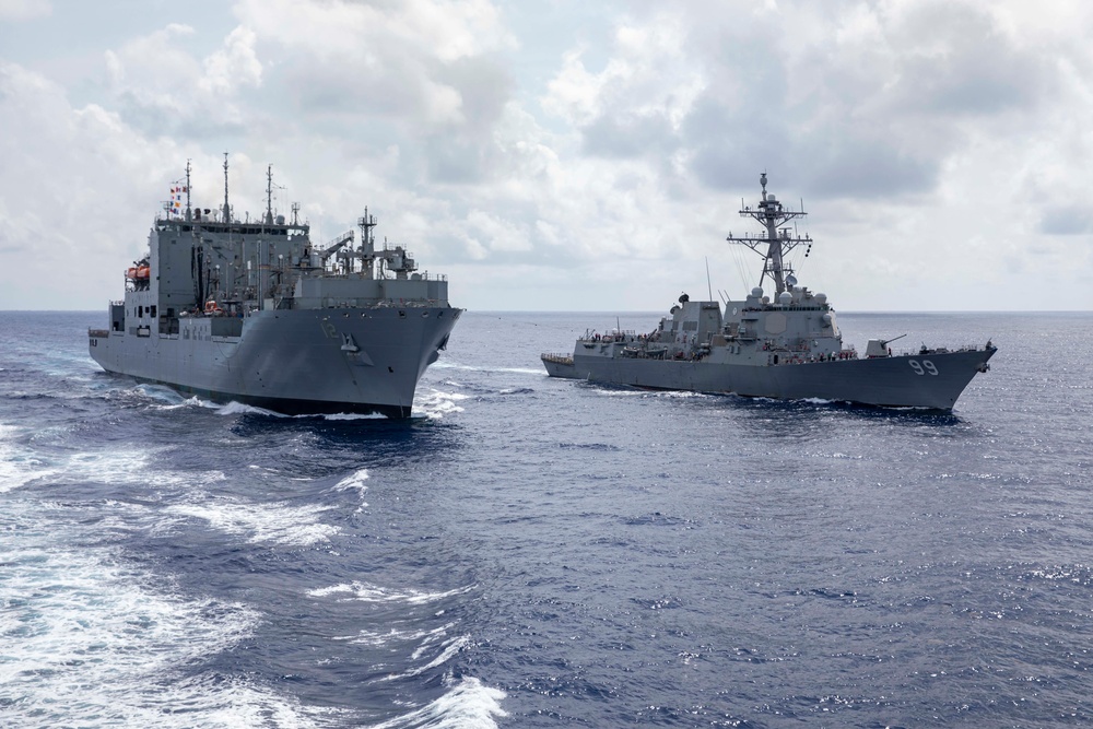 USS Farragut (DDG 99) Conducts RAS