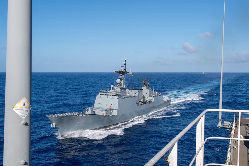 USNS Pecos practices refueling with partnering nations during RIMPAC 2022