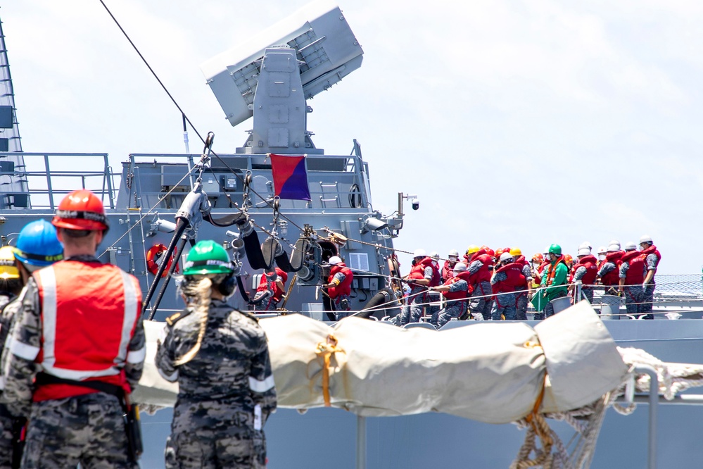 HMAS Supply refuels Multi-National ships