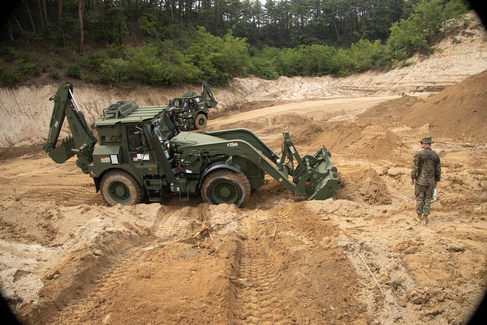 9th ESB Marines practice patrolling skills