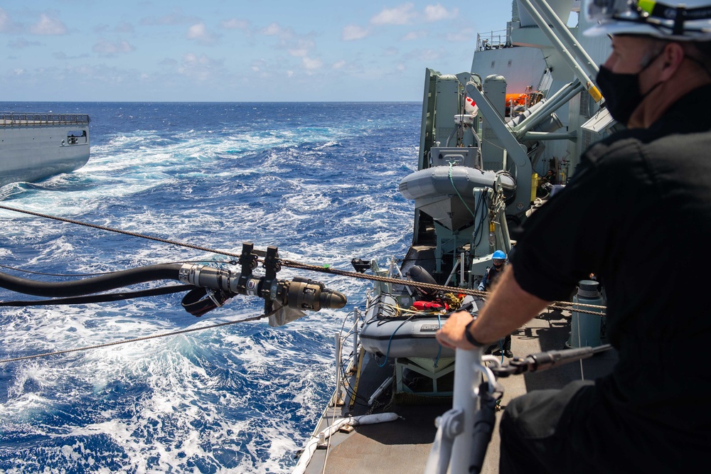 HMCS Vancouver conducts RAS with HMNZS Aotearoa during RIMPAC 2022
