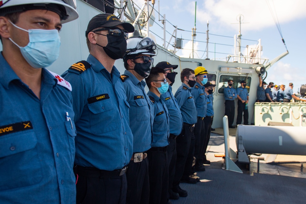 HMCS Vancouver conducts RAS with HMNZS Aotearoa