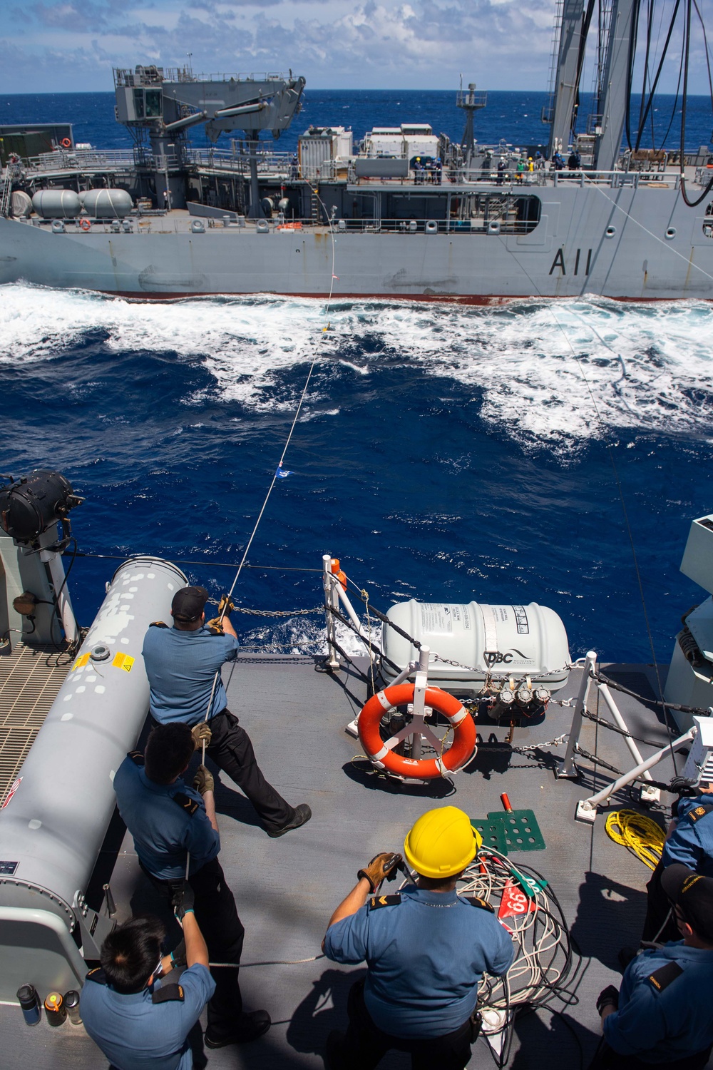 HMCS Vancouver conducts a RAS with HMNZS Aotearoa during RIMPAC 2022