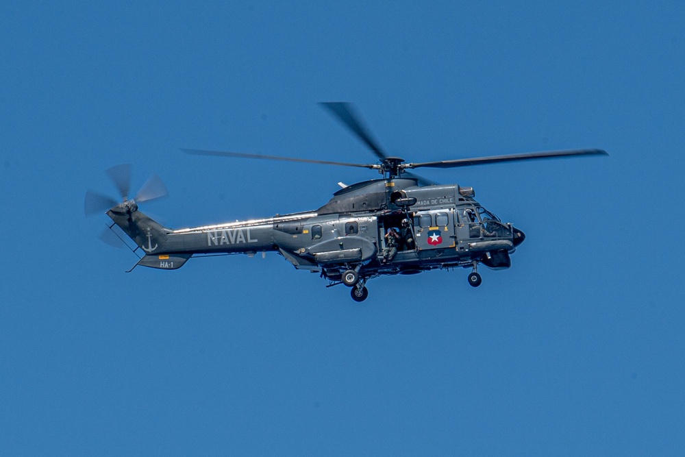 CNS Almirante Lynch conducts PhotoEx with USS Michael Monsoor