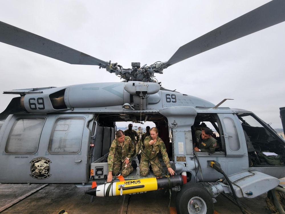 Royal New Zealand Navy Sailors Train on REMUS 100 AUV