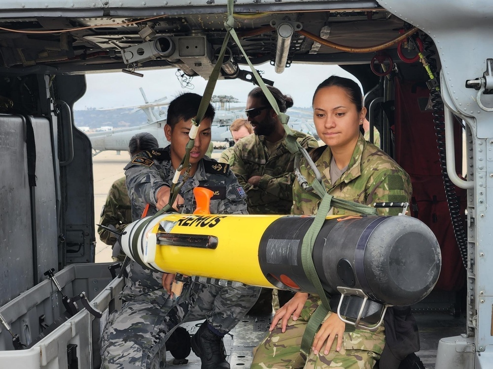 Royal Australian Navy and Royal New Zealand Navy Sailors Train on REMUS 100 AUV