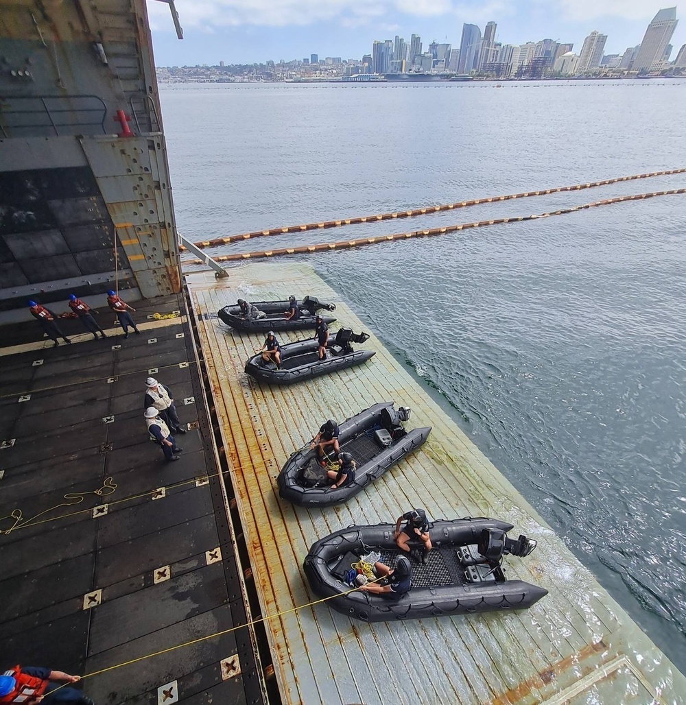 Royal New Zealand Navy Sailors Onload Small Boats to USS Portland during RIMPAC 2022