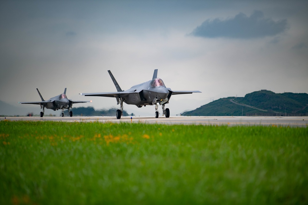 U.S. F-35’s conduct combined training with ROKAF