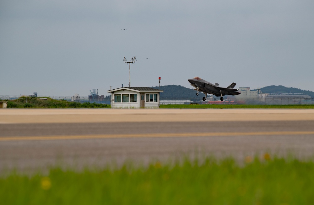 U.S. F-35’s conduct combined training with ROKAF