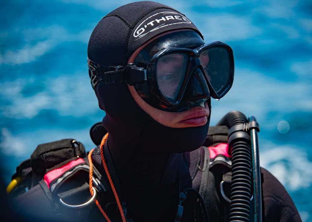 U.K. Diver Training During RIMPAC 2022