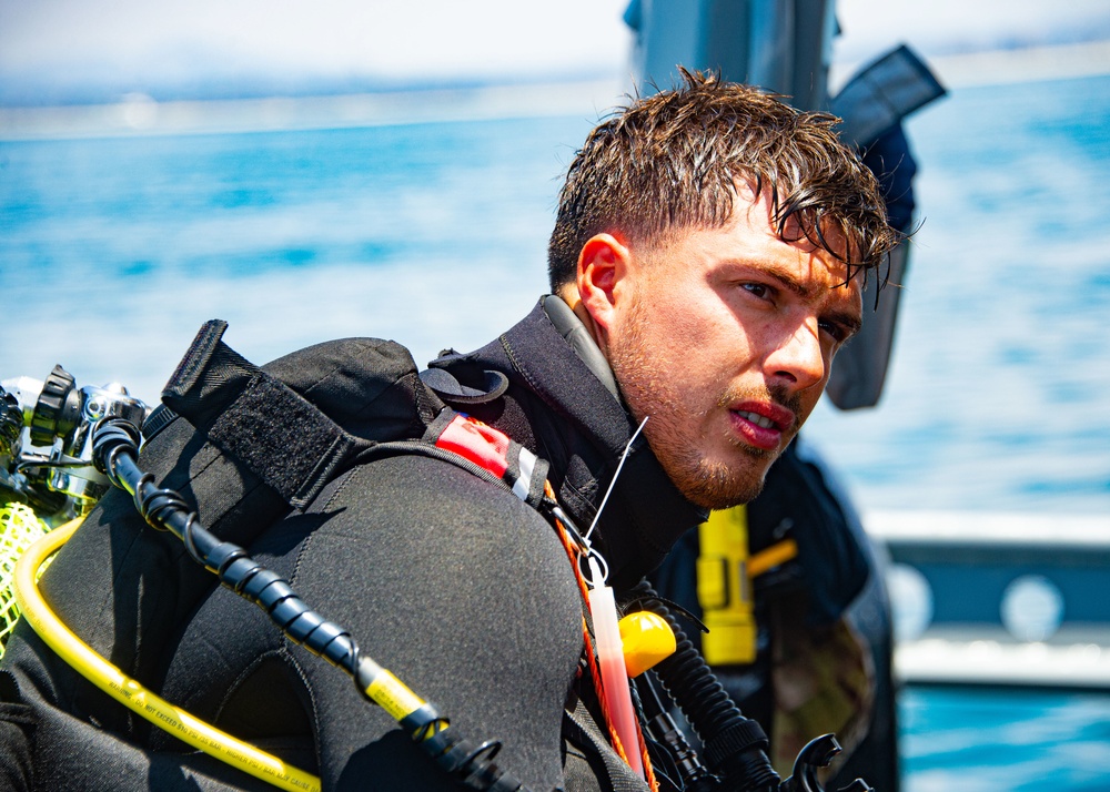 U.K. Diver Training During RIMPAC 2022