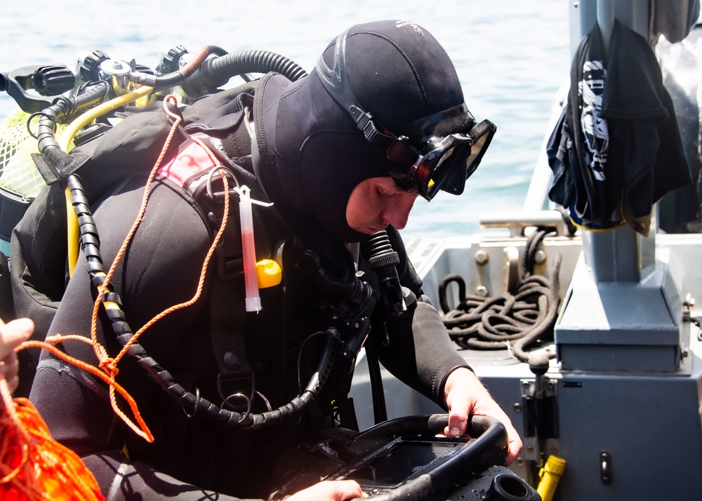 U.K. Diver Training During RIMPAC 2022