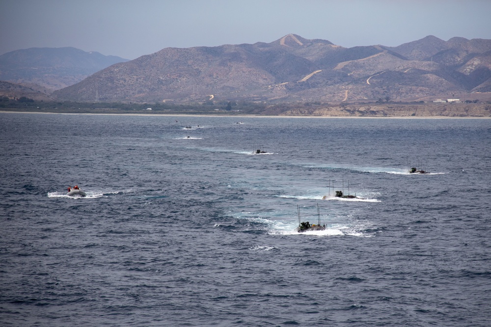 13th MEU ACVs arrive at USS Anchorage