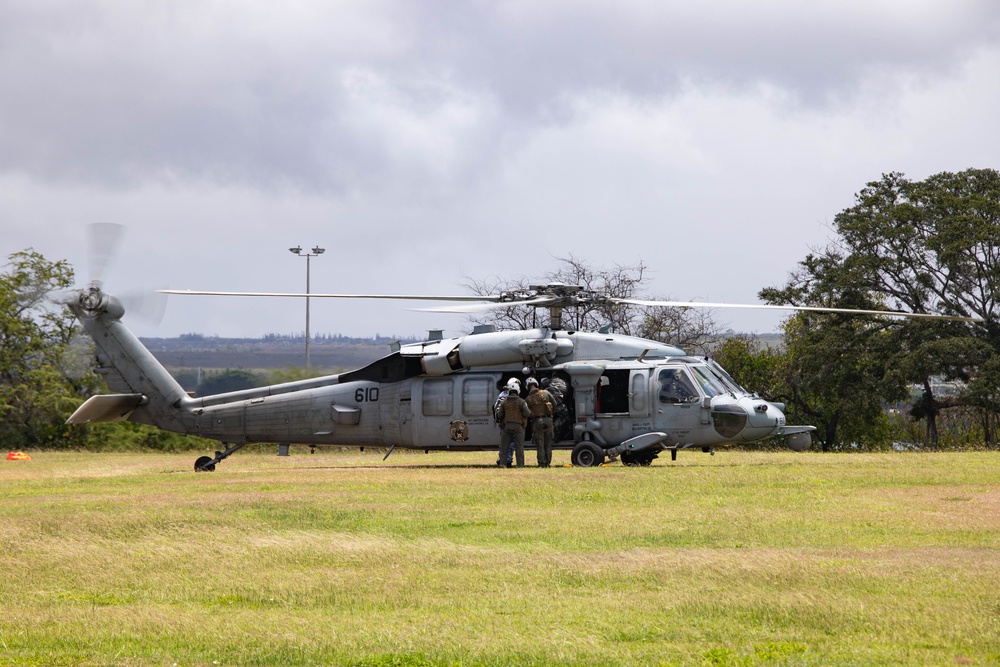 Distinguished Visitors and VIPs depart from Ford Island HLZ during RIMPAC 2022