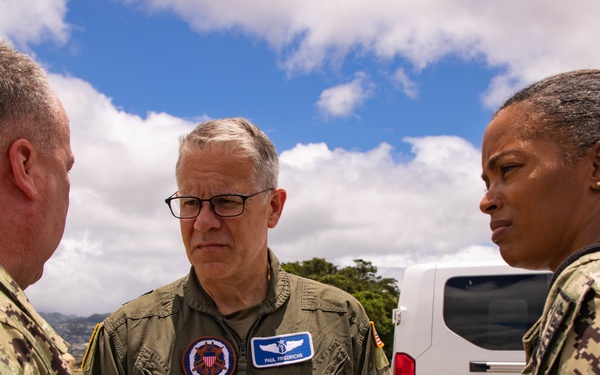 Distinguished Visitors and VIPs depart from Ford Island HLZ during RIMPAC 2022