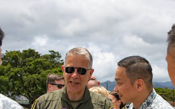 Distinguished Visitors and VIPs depart from Ford Island HLZ during RIMPAC 2022