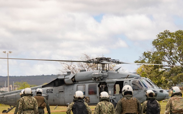 Distinguished Visitors and VIPs depart from Ford Island HLZ during RIMPAC 2022
