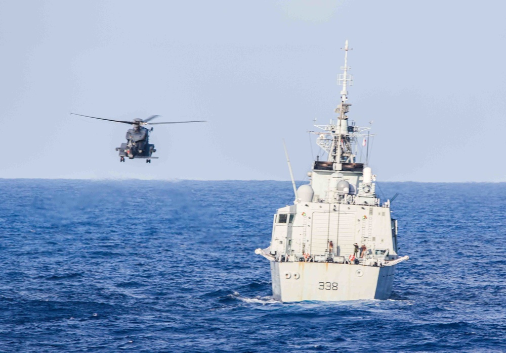CH-148 Cyclone Helicopter prepares to land aboard Winnipeg during RIMPAC 2022