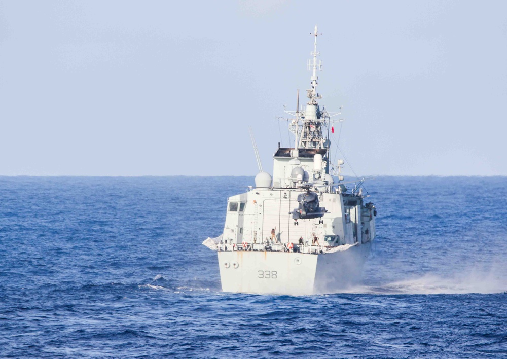 CH-148 Cyclone Helicopter prepares to land aboard Winnipeg during RIMPAC 2022