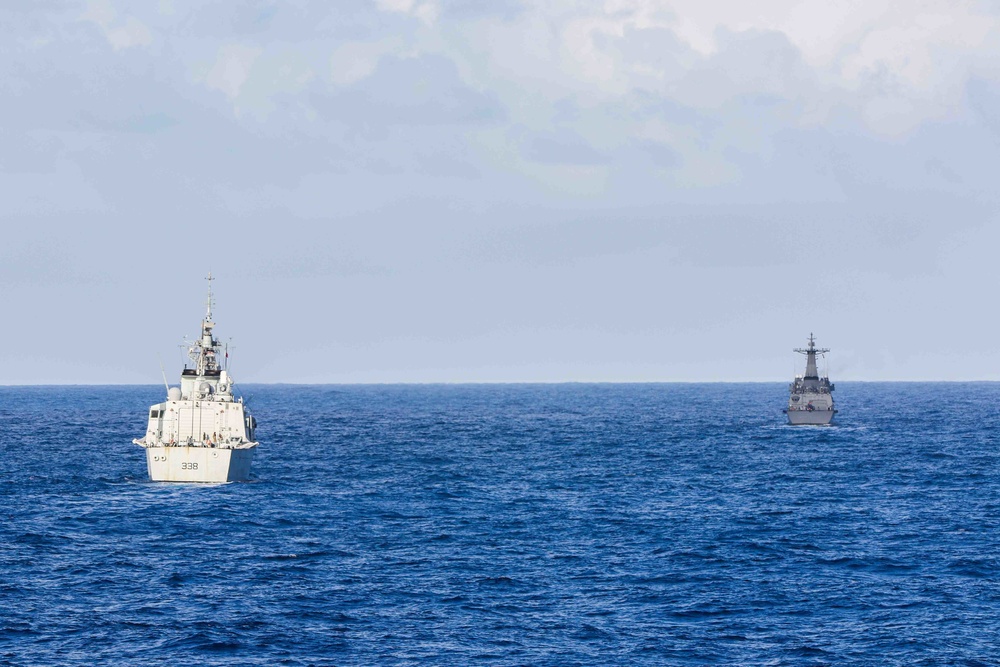 Winnipeg and Antonio Luna sail in formation during RIMPAC 2022