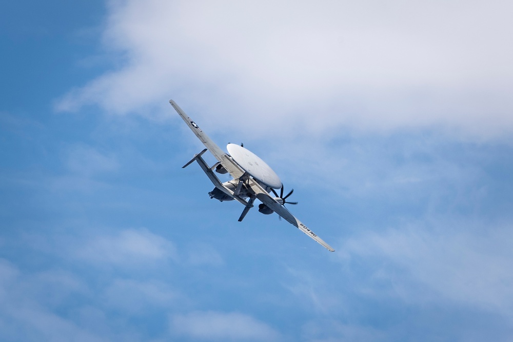 Hawkeye Conducts Flight Operations During RIMPAC 2022