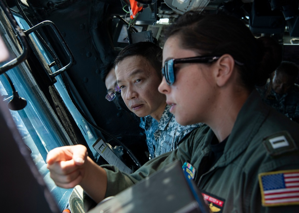 USS Essex Hosts Singapore Fleet Commander During RIMPAC 2022