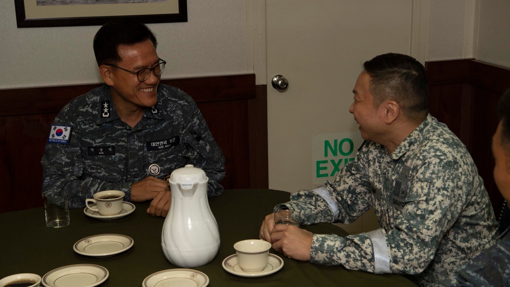 USS Essex Hosts Singapore Fleet Commander During RIMPAC 2022