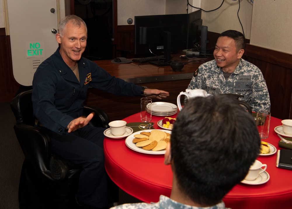 USS Essex Hosts Singapore Fleet Commander During RIMPAC 2022