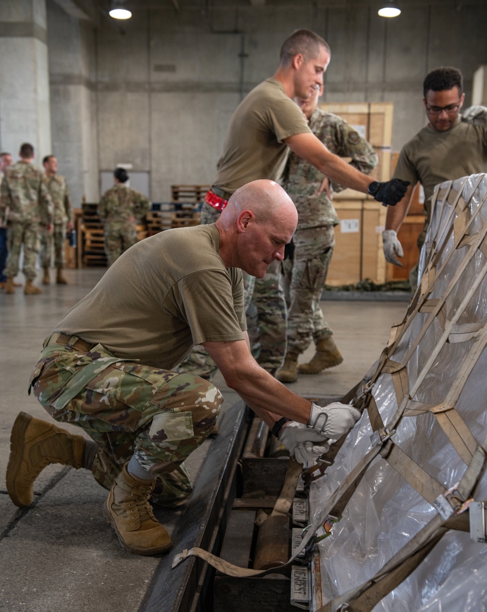 515th AMOW Commander tours Kadena ops