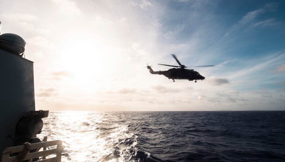 HMCS Vancouver, HMCS Winnipeg conduct cross-deck training during RIMPAC 2022