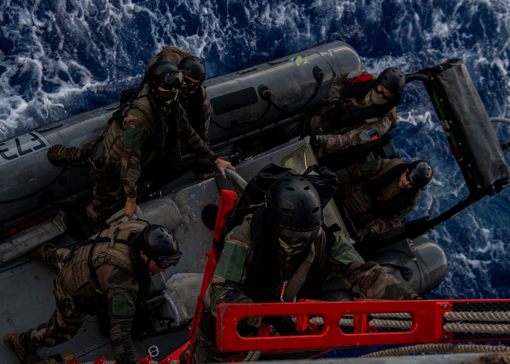 USS Gridley conducts VBSS with FS Prairial