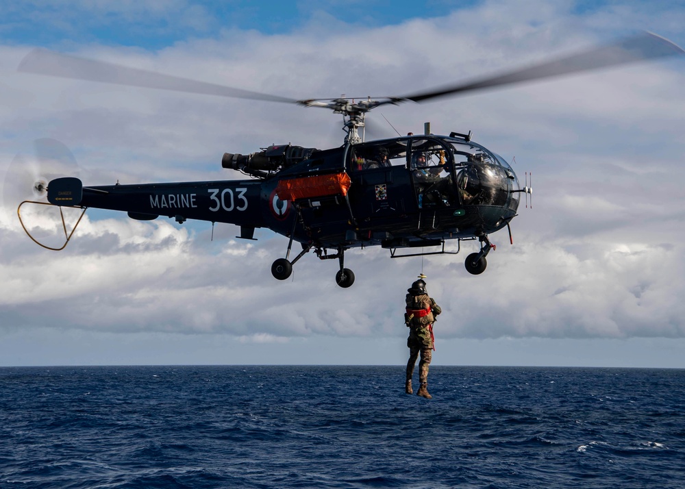 USS Gridley Conducts VBSS with FS Prairial During RIMPAC 2022