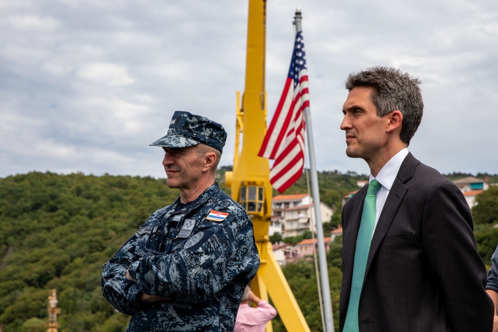 USS Arlington hosts distinguished visitors from Croatia