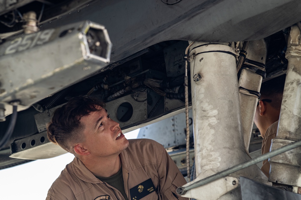 MWSS-473 Marines refuel U.S. Air Force A-10 Warthogs