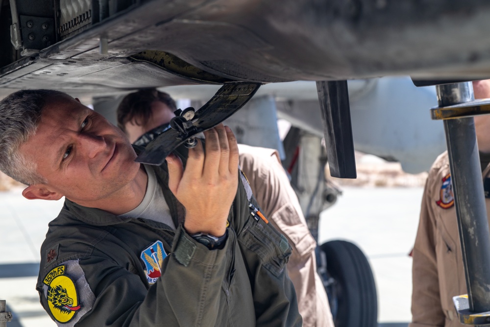 MWSS-473 Marines refuel U.S. Air Force A-10 Warthogs