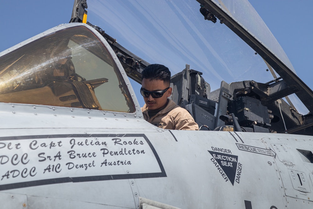 MWSS-473 Marines refuel U.S. Air Force A-10 Warthogs