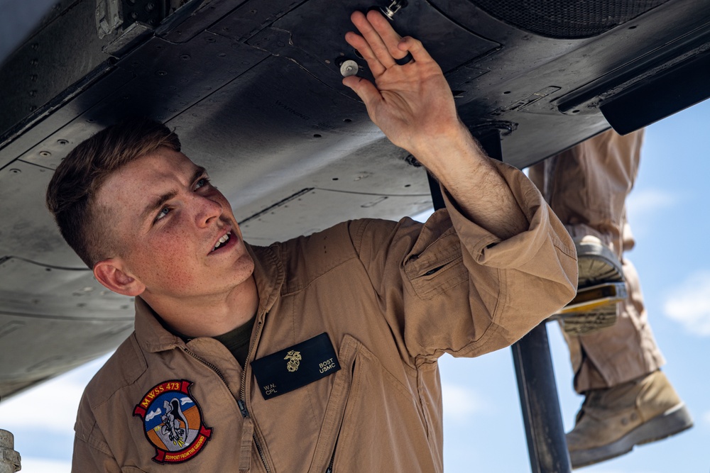 MWSS-473 Marines refuel U.S. Air Force A-10 Warthogs