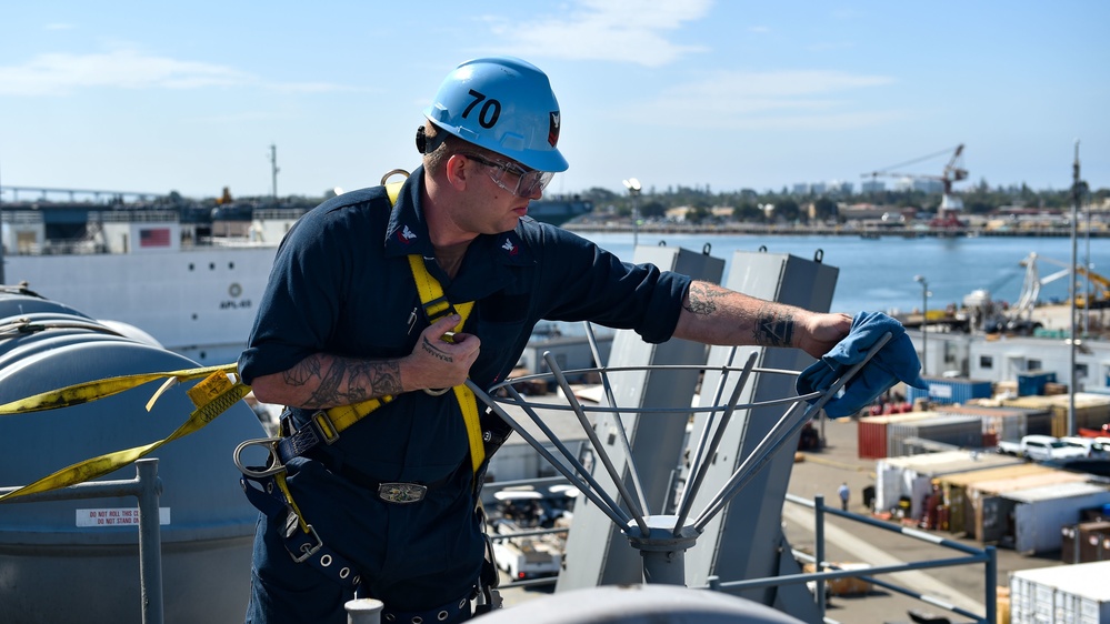 USS Carl Vinson (CVN 70) Sailor Conducts Maintenance