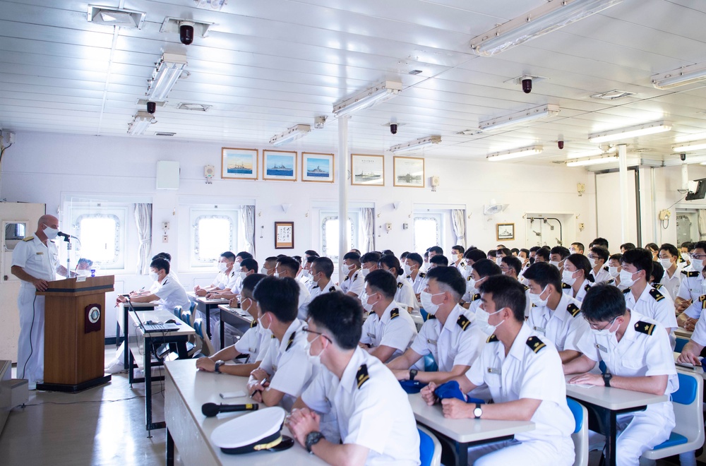 USFFC DCOM Visits JMSDF Ship