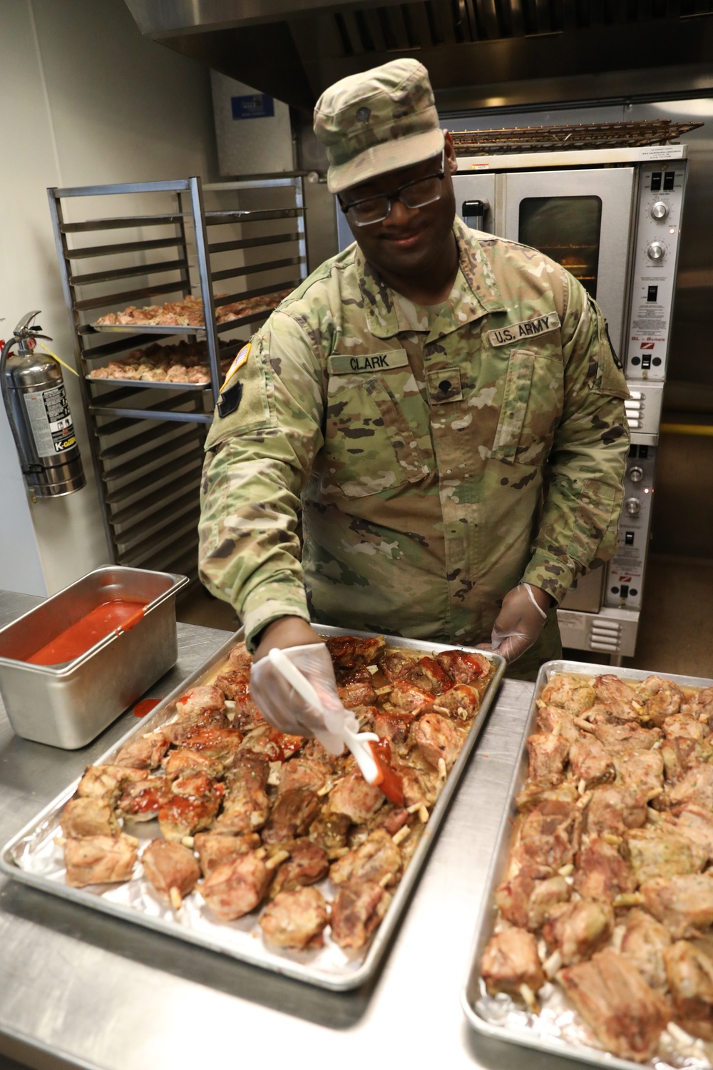 165th MP Battalion feeds Soldiers during annual training