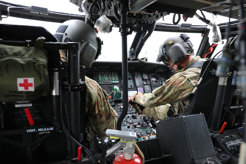 28th ECAB pilots conduct Black Hawk flight training