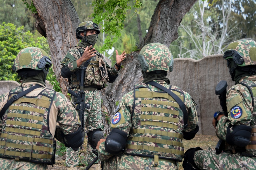 DVIDS - Images - Malaysian Army and U.S. Marine Conduct Urban Warfare ...