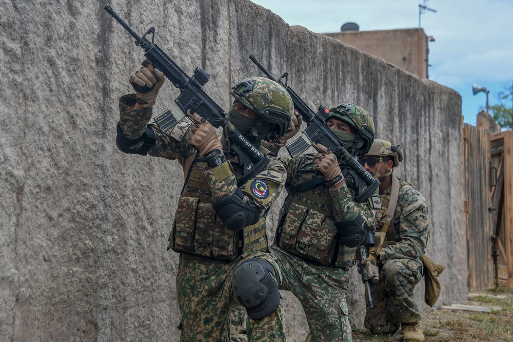 Malaysian Army and U.S. Marine Conduct Urban Warfare Exercise at RIMPAC 2022