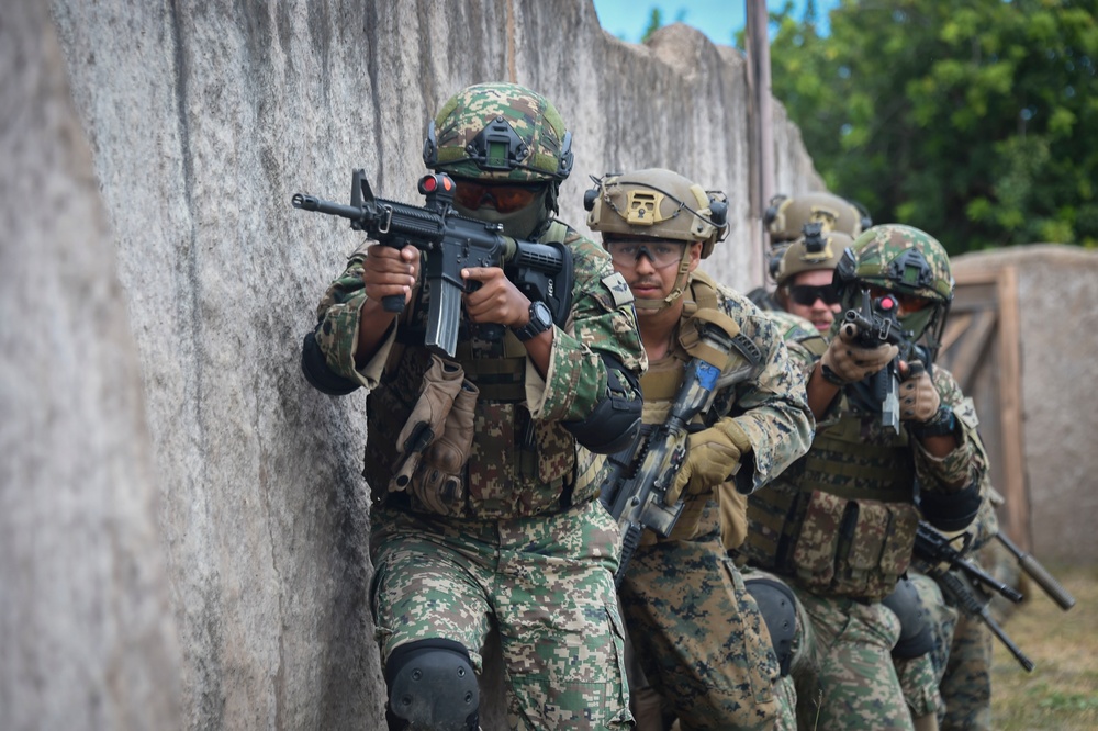 Malaysian Army and U.S. Marine Conduct Urban Warfare Exercise at RIMPAC 2022