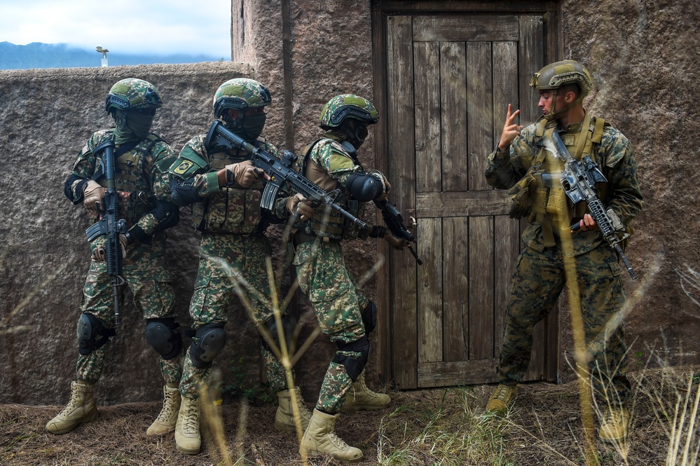 Malaysian Army and U.S. Marines Conduct Urban Warfare Exercise at RIMPAC 2022